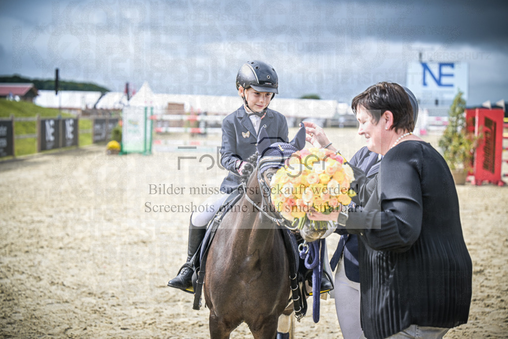 DOS_0392 | Entdecke hochwertige Reitturnierfotos von Foto Oger. Professionell, emotional und authentisch – jetzt Lieblingsmomente im Shop bestellen.Deutschlandweite Turnierfotografie. - Realisiert mit Pictrs.com