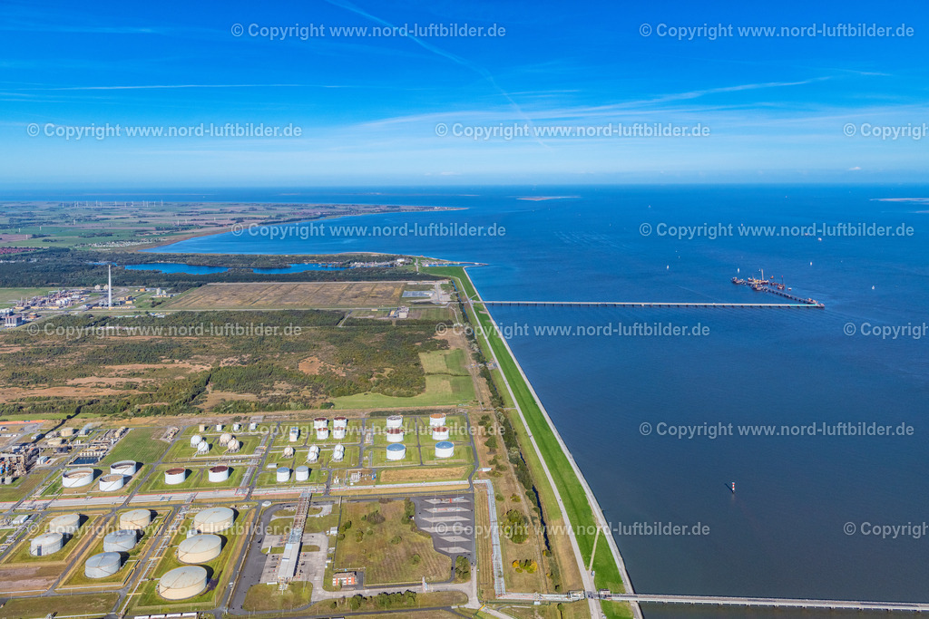 Wilhelmshavener_Lng_Terminal_ELS_6053091022 | WILHELMSHAVEN 09.10.2022 Baustelle zum Neubau der Wasserbrücke mit Leitungssystemen des LNG Erdgas und Flüssiggas- Terminal und Entladekai an der Nordsee in Wilhelmshaven im Bundesland Niedersachsen, Deutschland. Weiterführende Informationen bei: Depenbrock Bau GmbH & Co. KG,  Niedersachsen Ports GmbH & Co. KG,  TES Tree Energy Solutions GmbH,  Uniper Anlagenservice GmbH. // Construction site of water bridge with line systems of the LNG natural gas and liquid gas terminal and unloading quay at the North Sea in Wilhelmshaven in the state Lower Saxony, Germany. Further information at: Depenbrock Bau GmbH & Co. KG,  Niedersachsen Ports GmbH & Co. KG,  TES Tree Energy Solutions GmbH,  Uniper Anlagenservice GmbH. Foto: Martin Elsen