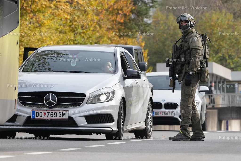20221111 Amoklauf in Mittelschule Haselstauden | DORNBIRN, OESTERREICH - 11. NOVEMBER: Polizeieinsatz waehrend des Amoklaufs in der Mittelschule Haselstauden in Mittelschule Haselstauden on November 11, 2022 in Dornbirn, Austria.