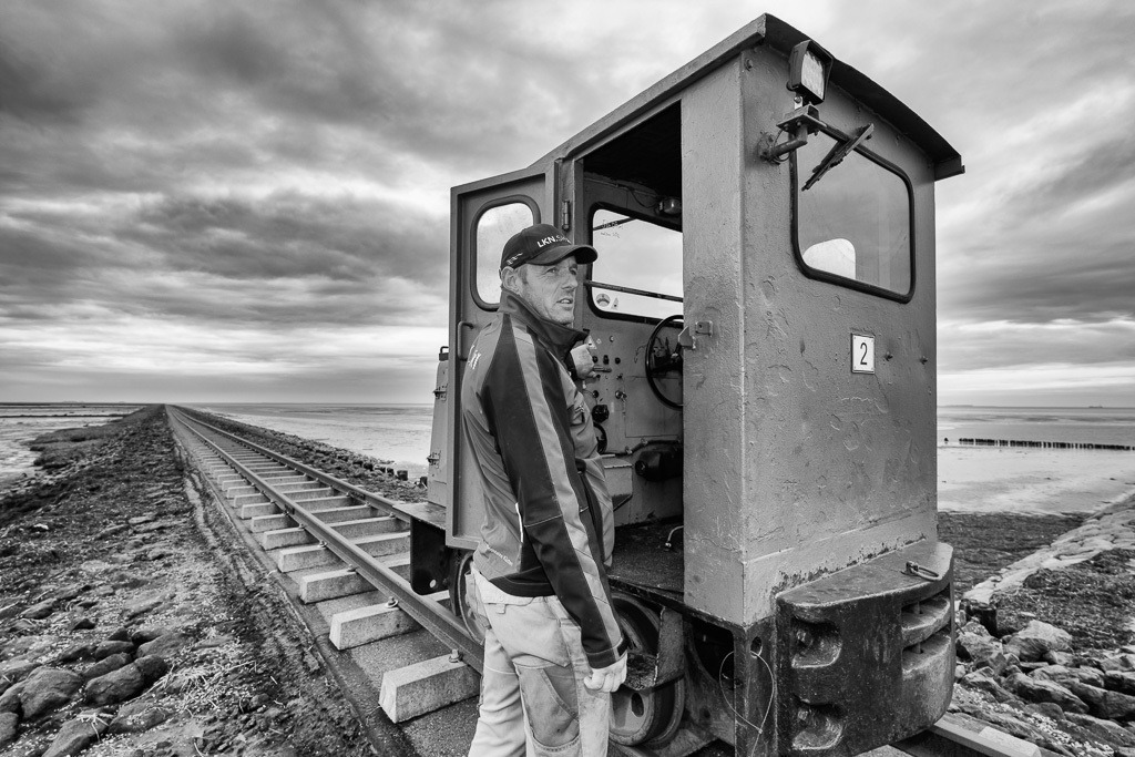 Lorenbahn des LKN.SH © Holger Rüdel | Der Online-Shop von Holger Rüdel. Ausgewählte Fotografien als FineArt-Prints bestellen: Bildreportagen, Landschaften, Wildlife, History, Infrarot-Motive in Schwarzweiß und Verschiedenes.  - Realisiert mit Pictrs.com