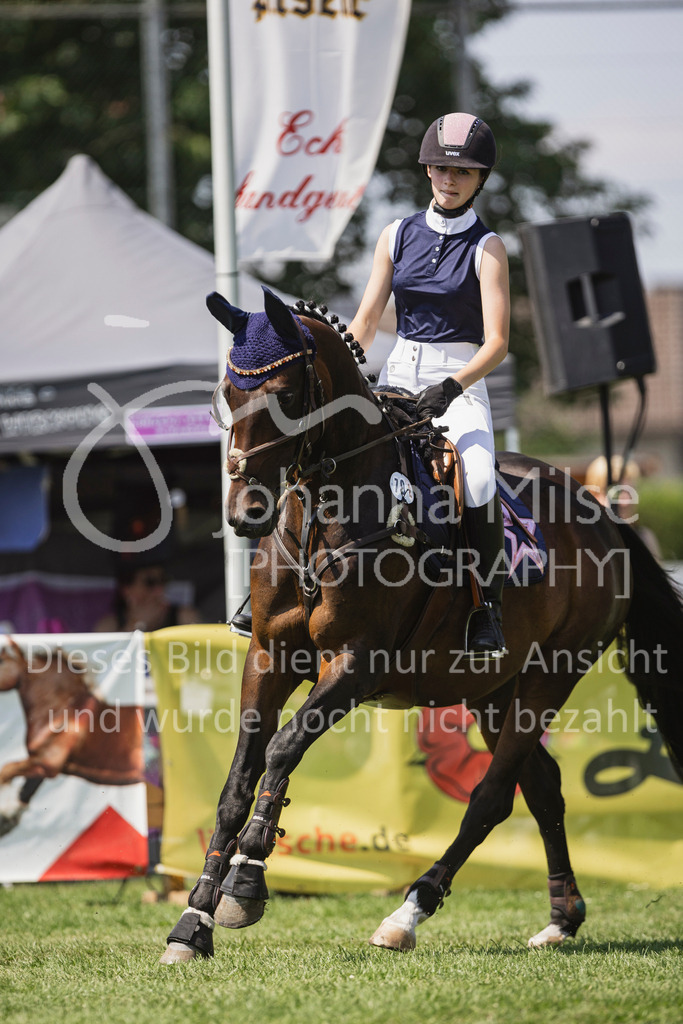 240720_LC_Springreiter-WB-207 | Deine schönsten Turniermomente als professionelle Fotos! Entdecke hochwertige Pferdesport-Fotografie im Online-Shop. Jetzt Fotos finden & bestellen!