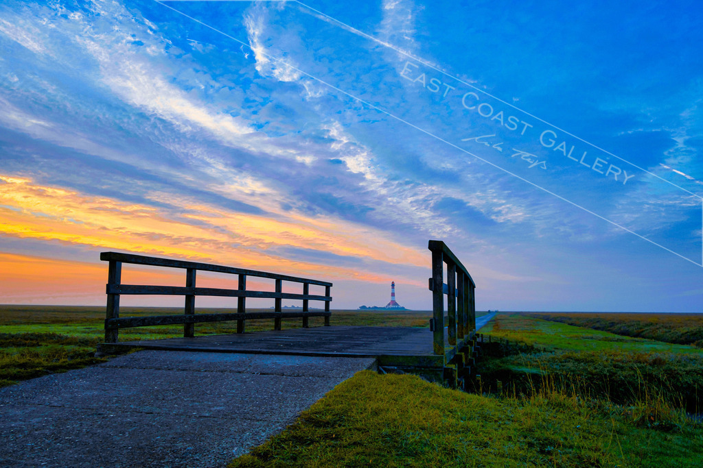 Over the Bridge | Früh morgens raus aus der FEWO, 
rein in die Klamotten und Richtung Ahndel, 
um dann zu Fuss über den Deich  
und die Salzwiesen, bzw. die Wege dazwischen 
zum Leuchtturm in Westerheversand zu gelangen. 
 
Am Parkplatz gibt es nen kleinen Kiosk. 
Es gibt Kaffee. 
Es ist so einfach mich morgens,  
wenn Künstler eigentlich noch schlafen sollten, 
glücklich zu machen. - Realisiert mit Pictrs.com