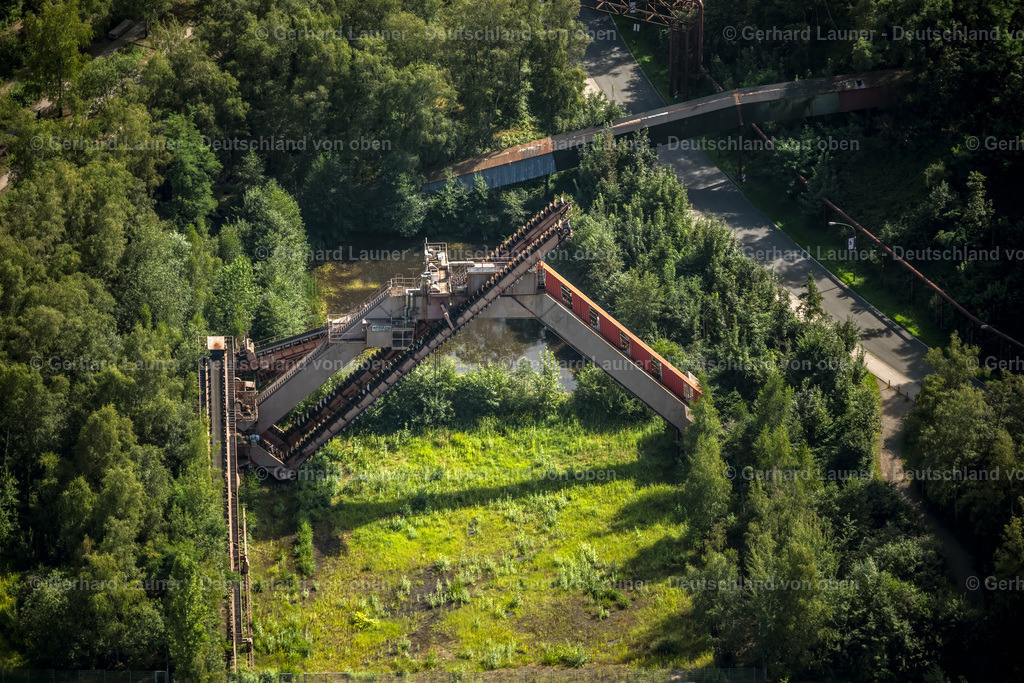 4050322 | ESSEN 25.08.2021 Förderanlagen und Bergbau- Schacht- Anlagen am Förderturm der Zeche Kokerei Zollverein in Essen im Ruhrgebiet im Bundesland Nordrhein-Westfalen. Weiterführende Informationen bei: UNESCO-Welterbe Zollverein. // Conveyors and mining pits at the headframe Kokerei Zollverein in Essen at Ruhrgebiet in the state North Rhine-Westphalia. Further information at: UNESCO-Welterbe Zollverein. Foto: Gerhard Launer