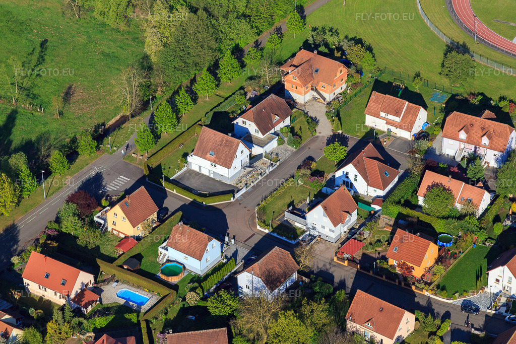 Vue aérienne: Rue des Sarments x Rue Heuwiese Altenstadt à le quartier Altenstadt in Wissembourg dans le département Bas Rhin, France – .Photo: IMG_099280.jpg prise le 30/04/2017 par Werner Riehm/FLY-FOTO.eu – Résolution de l'original: 5472 x 3648 px