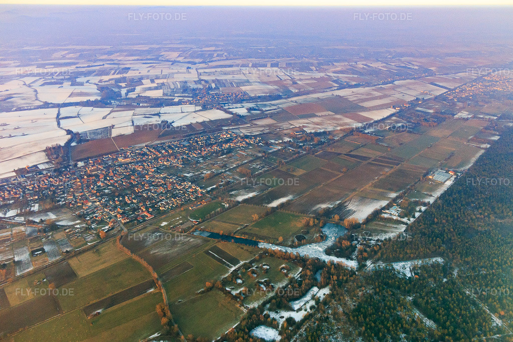 Luftbild: Dorfübersicht am Viehstrich im Winter mit wenig Schnee aus Südwesten in Steinfeld im Bundesland Rheinland-Pfalz in Deutschland. Foto: IMG_096377.jpg vom 21.01.2017 durch Werner Riehm/FLY-FOTO.de