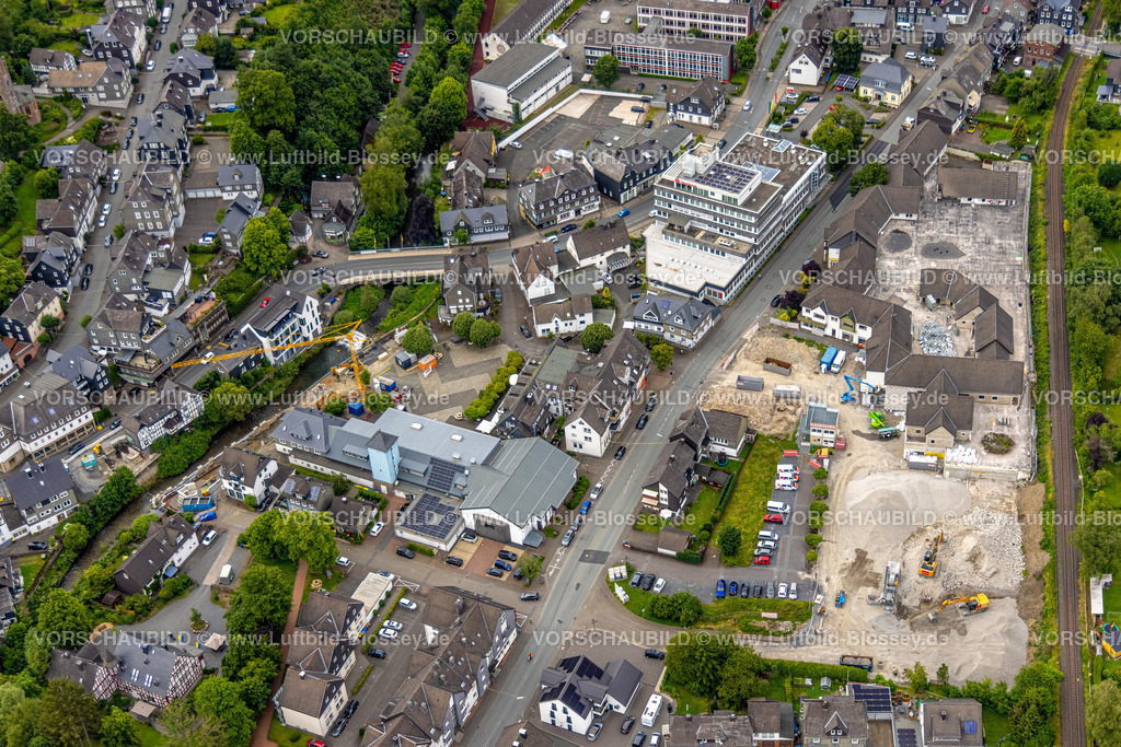 BadBerleburg240710127 | Luftbild, Bürgerhaus mit Marktplatz und Geschäften an der Poststraße, Sparkassengebäude, Parkhaus Abriss und Abriss des ehemaligen Eins-A-Komplexes an der Schulstraße, Bad Berleburg, Wittgensteiner Land, Nordrhein-Westfalen, Deutschland