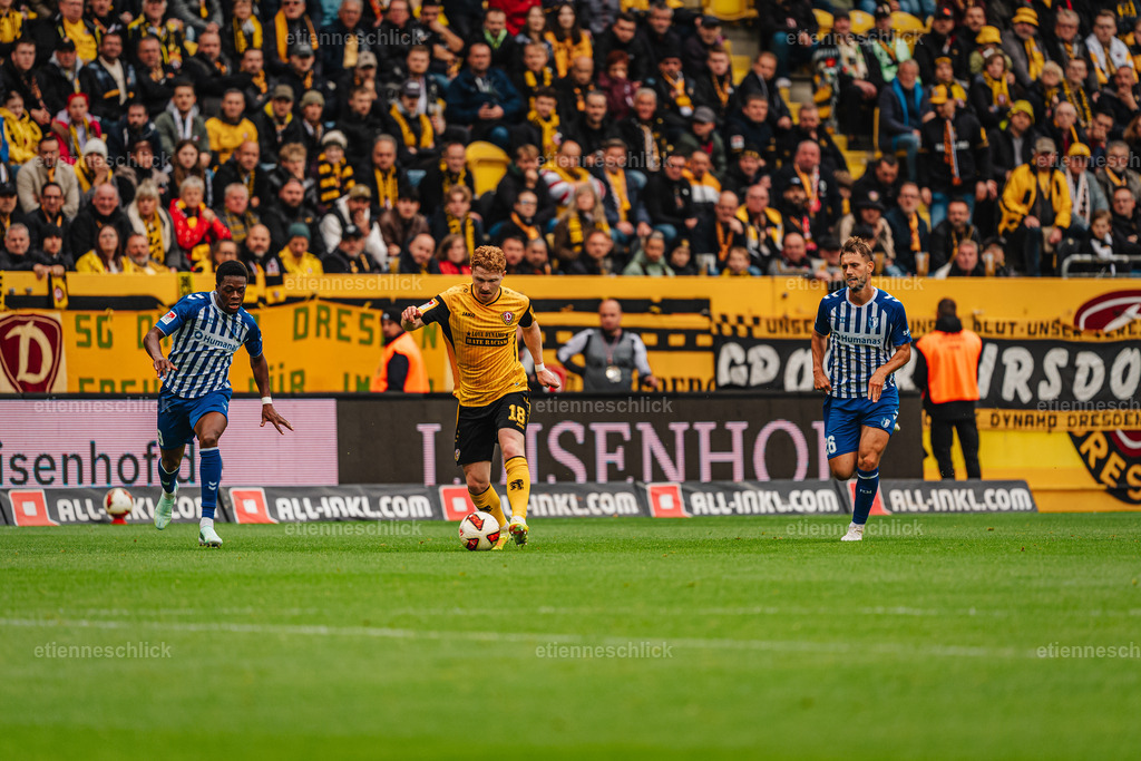Dresdner SC - Allianz MTV Stuttgart, DEKRA 1. Bundesliga Frauen, Volleyball | Im Bild: Am Ball Robert Wagner (18, SG Dynamo Dresden)18.10.2026, SG Dynamo Dresden - 1. FC Magdeburg, 2. BUNDESLIGA - 8. SPIELTAG, Fußball, Deutschland, Dresden, Rudolf-Harbig-Stadion