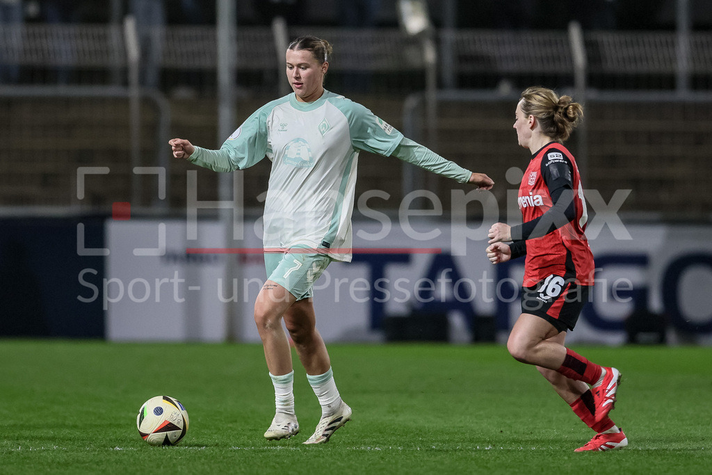 Fussball, DFB-Pokal Frauen, Bayer 04 Leverkusen - SV Werder Bremen | v.li.: Larissa Mühlhaus (SV Werder Bremen, 7) und Sofie Zdebel (Bayer 04 Leverkusen, 16) im Zweikampf, Duell, Dynamik, Aktion, Action, Spielszene, DIE DFB-RICHTLINIEN UNTERSAGEN JEGLICHE NUTZUNG VON FOTOS ALS SEQUENZBILDER UND/ODER VIDEOÄHNLICHE FOTOSTRECKEN. DFB REGULATIONS PROHIBIT ANY USE OF PHOTOGRAPHS AS IMAGE SEQUENCES AND/OR QUASI-VIDEO.