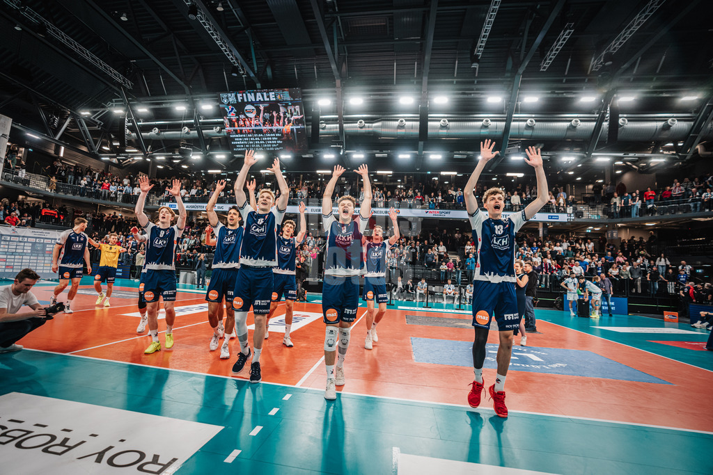 Volleyball | Herren | Saison 2024/2025 | 1. Volleyball Bundesliga Männer | Halbfinale | SVG Lüneburg vs. VfB Friedrichshafen | 19.04.2025 | Laola mit den Fans nach dem Sieg