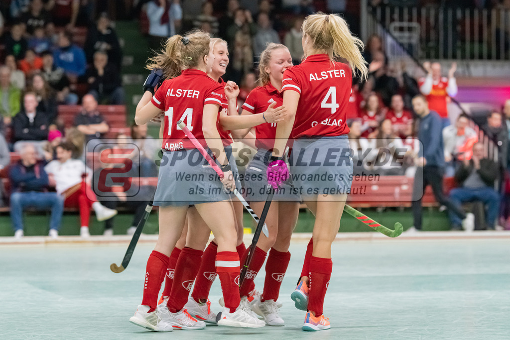 HK_20230128_103432 | 1. Bundesliga 1/4 Finale ( Damen ) Rot-Weiss Köln - Club an der Alster am 28.1.2023 Rot-Weiss Köln  , Köln , Hannah Gablac ( Club an der Alster #4 ) , Nele Sophie Aring ( Club an der Alster #14 ) , Emma Davidsmeyer ( Club an der Alster #9 )