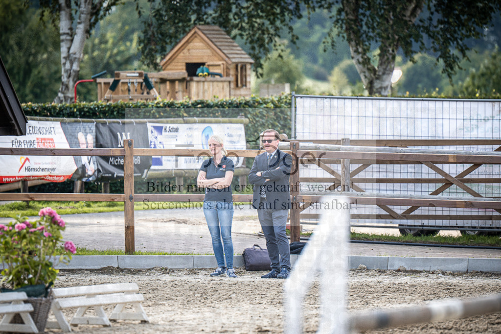 DOS_2677 | Entdecke hochwertige Reitturnierfotos von Foto Oger. Professionell, emotional und authentisch – jetzt Lieblingsmomente im Shop bestellen.Deutschlandweite Turnierfotografie. - Realisiert mit Pictrs.com