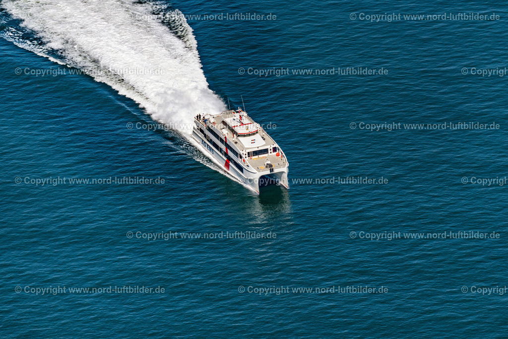 Katamaran_Nordlicht_2_Ems_AG_ELS_7849130822 | HELGOLAND 13.08.2022 Passagier- und Fahrgastschiff Katamaran " Nordlicht 2 " der " Ems AG " in Helgoland im Bundesland Schleswig-Holstein, Deutschland. // Passenger and passenger ship catamaran " Nordlicht 2 " of the " Ems AG " in Helgoland in the state Schleswig-Holstein, Germany. Foto: Martin Elsen