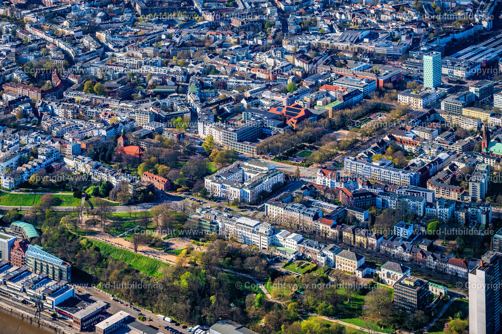 Hamburg_Altona_Rathaus_Altonaer_Balkon_ELS_4808060425 | HAMBURG 06.04.2025 Gebäude des Rathauses der Stadtverwaltung im Ortsteil Altona-Altstadt in Hamburg. // Town Hall building of the city administration in the district Altona-Altstadt in Hamburg. Foto: Martin Elsen