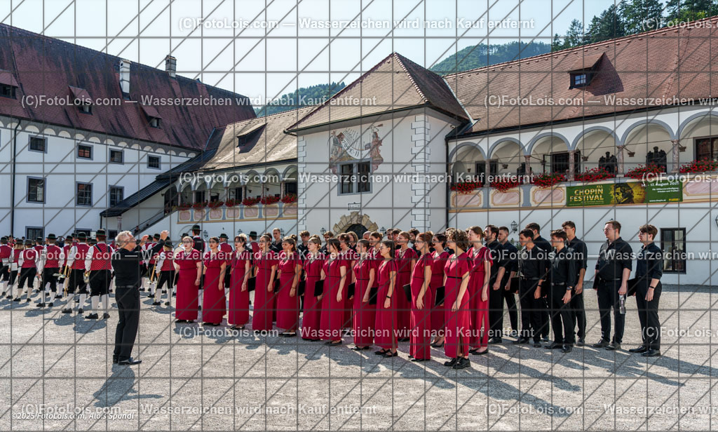_ALP2789_Feierlicher Einzug | XLI. CHOPIN-Festival - Kartause Gaming, Fr 15. Aug. 2025, 15.30 Uhr, FEIERLICHER EINZUG in den Prälatenhof der Kartause Gaming, MUSIKKAPELLE GAMING - Kapellmeister: Andreas Kalteis, GOLDHAUBEN- UND TRACHTENGRUPPE LACKENHOF, Chor 'Resonans con Tutti' - Chorleitung: Arlena und Waldemar Galazka.
