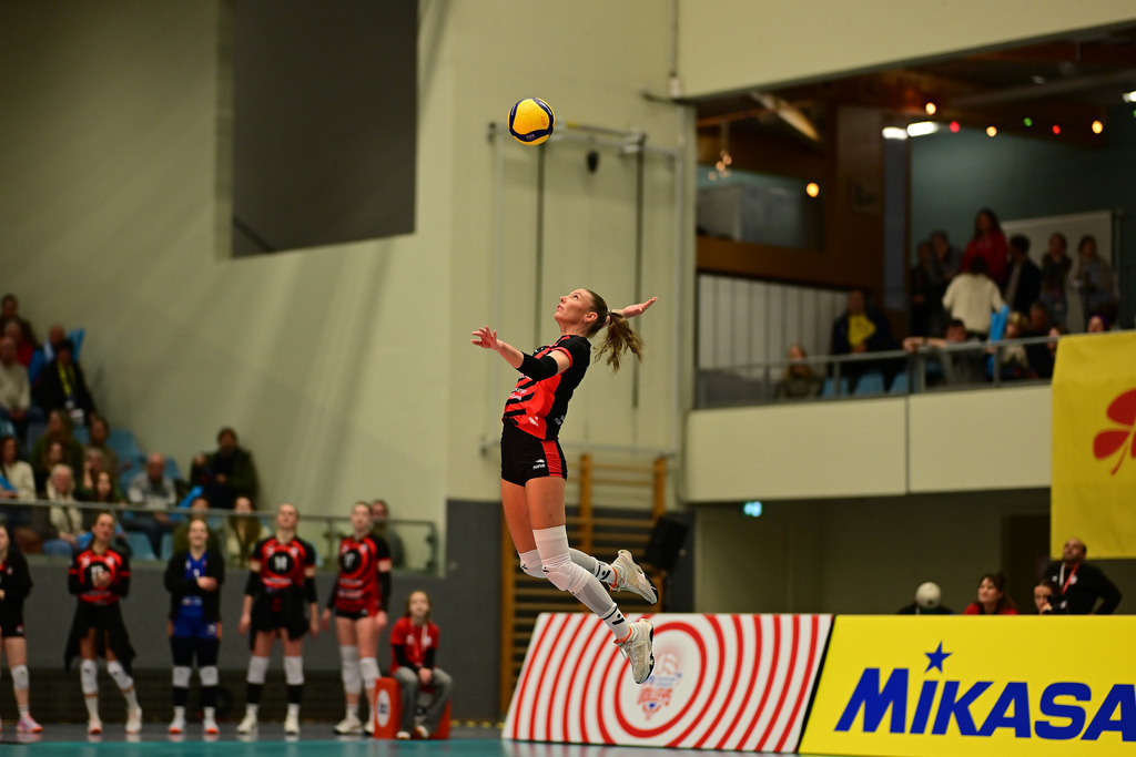 Volleyball I Frauen I Saison 2025-2026 I Bundesliga I 12. Spieltag I ETV Hamburger Volksbank Volleys - SSC Palmberg Schwerin | Aufschlag Lina Köster (3, ETV Hamburger Volksbank Volleys) - Realisiert mit Pictrs.com