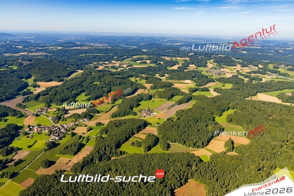 Schrägluftbild  Menschhof  Kirchensittenbach - Das Luftbild wurde 2025 vom UL-Flugzeug heraus erstellt ( keine Drohne ) - Hochauflösende Luftaufnahme -Nicht vergleichbar mit Google Maps oder Satelittenbilder- Die Geschenkidee !Mit Lizenz und Bildrechte bestellbar