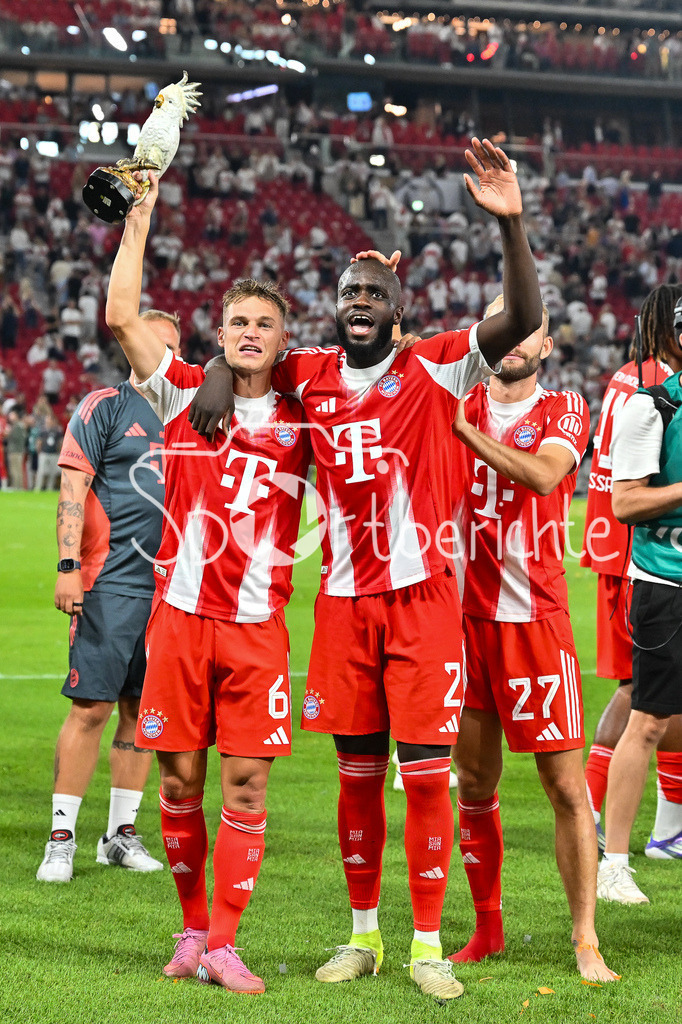 VfB Stuttgart - FC Bayern München | die Spieler des FC Bayern jubeln nach dem Sieg mit den Fans / Jubelfoto / Siegerfoto / im Bild Joshua KIMMICH (FC Bayern Muenchen 6), Dayot UPAMECANO (FC Bayern Muenchen 2)  Franz-Beckenbauer Supercup: VfB Stuttgart - FC Bayern München; MHP Arena am 16.08.2025