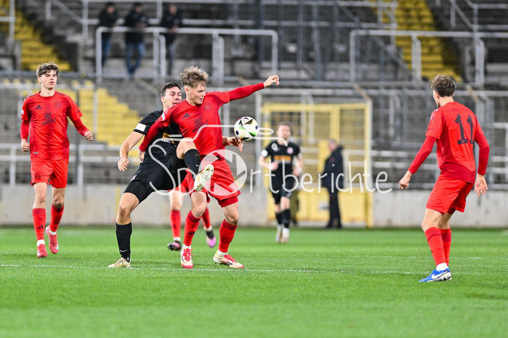 FC Bayern Amateure - SpVgg Hankofen-Hailing | Im Duell Benedikt GAENGER (Hankofen 18) und Jonathan Asp JENSEN (FC Bayern München II #11) / Zweikampf / Regionalliga Bayern: FC Bayern Muenchen II - SpVgg Hankofen-Hailing, Gruenwalder Stadion am 28.03.2025