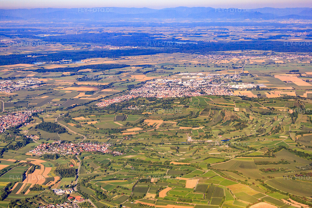 Luftbild: Ortsansicht von Osten in Herbolzheim im Bundesland Baden-Württemberg in Deutschland. – Foto: IMG_59426.jpg vom 16.08.2013 durch Werner Riehm/FLY-FOTO.de – Auflösung des Originals: 4752 x 3168 px