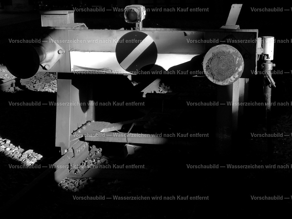 Schattenspiel am Prellbock | online Fotogalerie mit schwarz-weiß Fotografien und Shop für zeitlose  Poster und Leinwände in stilvollem schwarz weiß  - Realisiert mit Pictrs.com