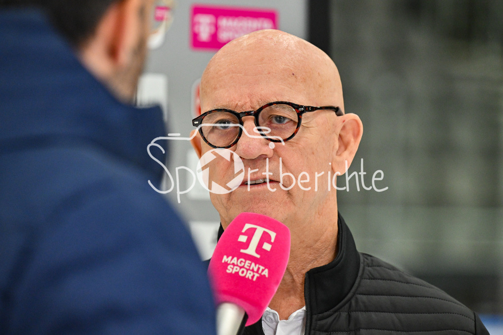 Augsburger Panther - Löwen Frankfurt | Im Bild Tom ROWE headcoach Löwen Frankfurt vor dem Spiel in Augsburg beim Interview mit MagentaSport, Magenta Sport beim match zwischen den Augsburger Panthern und den Löwen Frankfurt am 8. Spieltag der Penny DEL im Curt Frenzel Stadion am 19.10.2025