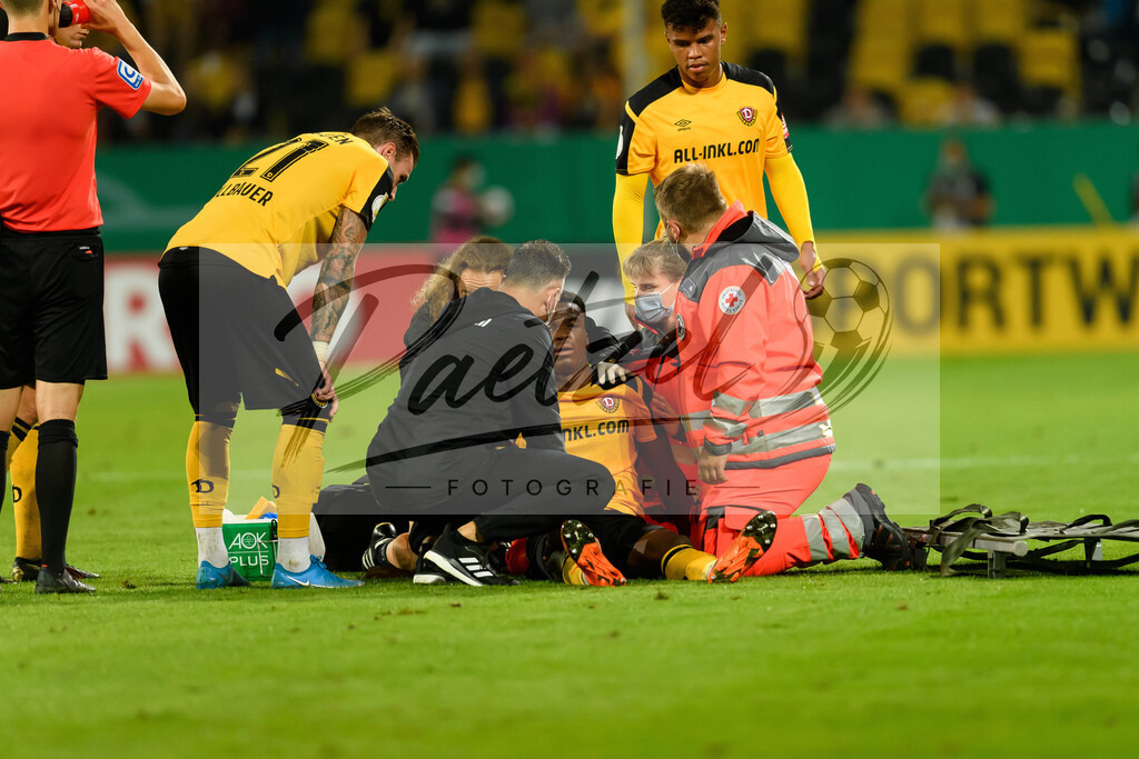 DREPAD20210806_027 | Fussball, Herren: Michael Akoto (SG Dynamo Dresden) wird behandelt beim Spiel der 1. Runde im DFB-Pokal zwischen SG Dynamo Dresden und SC Paderborn 07 im Rudolf-Harbig-Stadion am 06.08.2021 in Dresden, Deutschland.DFB / DFL REGULATIONS PROHIBIT ANY USE OF PHOTOGRAPHS AS IMAGE SEQUENCES AND/OR QUASI-VIDEO. - Realisiert mit Pictrs.com