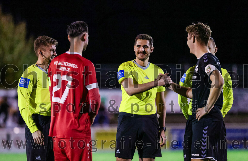 2023-10-27_016_VfB_Hallbergmoos_gegen_FC_Schwaig | Hallbergmoos, Deutschland, 27.10.2023:
Fußball, Landesliga Südost 2023 / 2024, 18. Spieltag, VfB Hallbergmoos gegen FC Schwaig, Endergebnis: 2:3

Christoph Mömkes (VfB Hallbergmoos, #27), Schiedsrichter Fabian Buechner, Raffael Ascher (FC Schwaig, #9)

Foto: Christian Riedel / fotografie-riedel.net