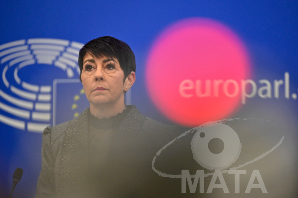 _DWI0040 | Politikerin Christine Anderson bei einer Pressekonferenz zum Thema ' Alarmierende Statistiken zu den Folgen des COVID-Lockdowns' im Europäischen Parlament. Straßburg, 18.01.2023 - Realisiert mit Pictrs.com