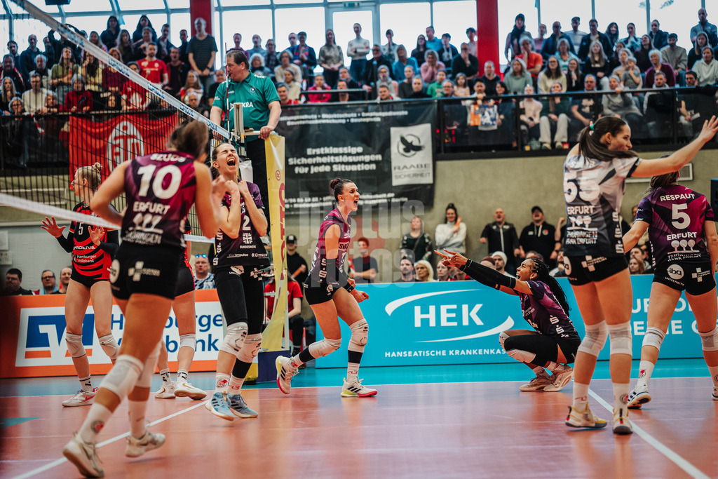 Volleyball | Frauen | Saison 2025/2026 | Volleyball Bundesliga | ETV Hamburger Volksbank Volleys vs. Schwarz-Weiß Erfurt | 15.02.2026 | Erfurt jubelt nach dem Sieg v.l. Kinga Szücs (#10, Schwarz-Weiß Erfurt), Elizabeth Sandbothe (#2, Schwarz-Weiß Erfurt), Isabel Kovacic (#11, Schwarz-Weiß Erfurt), Alianza Darley (#14, Schwarz-Weiß Erfurt), Mia Anna Stauß (#55, Schwarz-Weiß Erfurt) und Emilie Respaut (#5, Schwarz-Weiß Erfurt)