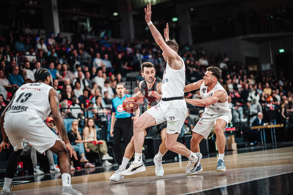 Basketball | Männer | Saison 2023/2024 | easyCredit Basketball Bundesliga | 31. Spieltag | Veolia Towers Hamburg vs. HAKRO Merlins Crailsheim | 30.04.2024 | Leo Westermann (#19, HAKRO Merlins Crailsheim) will vorbei an Lukas Meisner (#7, Hamburg Towers)
