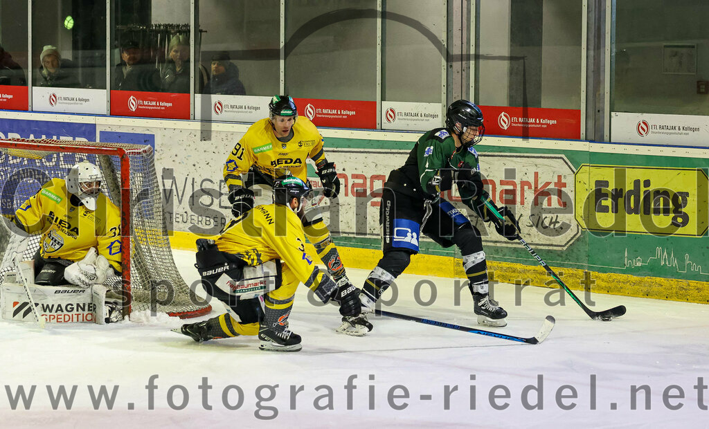 2022-11-20_142_TSV_Erding_gegen_ERSC_Amberg | Erding, Deutschland, 20.11.2022:
Eishockey, Bayernliga 2022 / 2023, 15. Spieltag, TSV Erding gegen ERSC Amberg, Endergebnis: 5:1

Torwart Timon Bätge (ERSC Amberg, #31), Richard Stütz (ERSC Amberg, #3), Michael Kirchberger (ERSC Amberg, #91)

Foto: Christian Riedel / fotografie-riedel.net