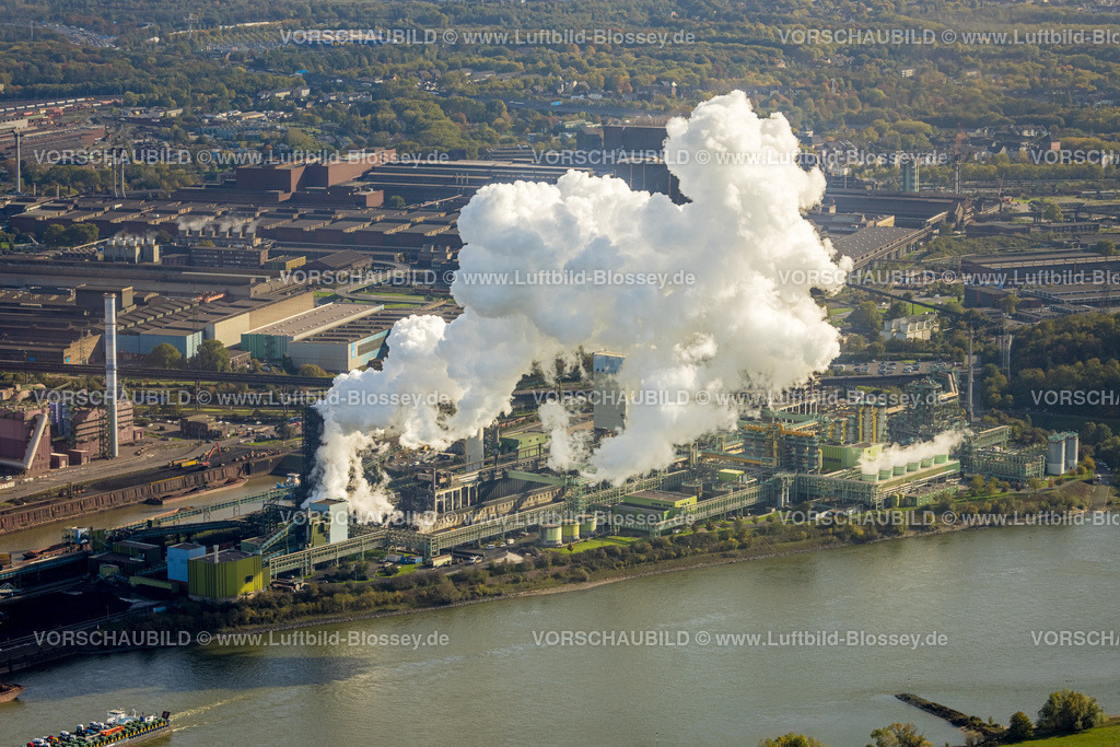 Duisburg221003708ThyssenKrupp_Kokerei-Schwelgern | Luftbild, thyssenkrupp Steel Europe Kokerei Schwelgern mit Werkshafen am Fluss Rhein, Dampfwolken, Marxloh, Duisburg, Ruhrgebiet, Nordrhein-Westfalen, Deutschland