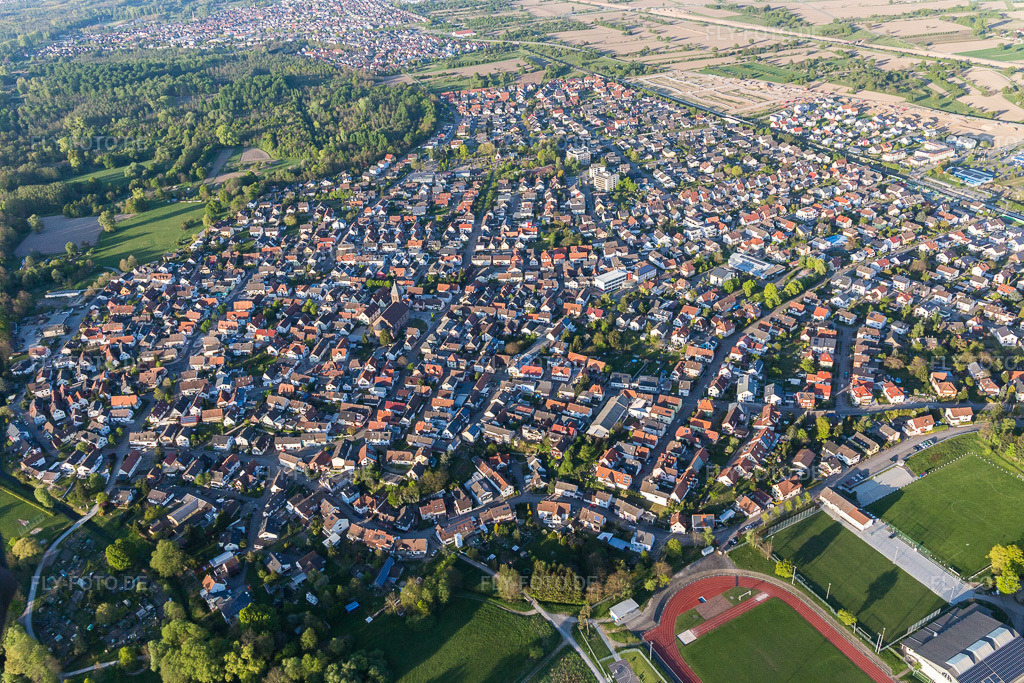 Luftbild: Ortsansicht der Straßen und Häuser der Wohngebiete in Ötigheim im Bundesland Baden-Württemberg in Deutschland. Foto: IMG_099236.jpg vom 23.04.2017 durch Werner Riehm/FLY-FOTO.de