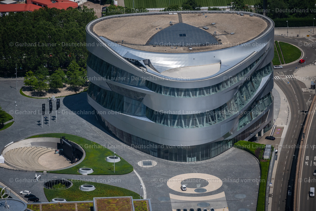 4046495 | STUTTGART 19.07.2021 Museums- Gebäude- Ensemble Mercedes-Benz Museum an der Mercedesstraße im Ortsteil Untertürkheim in Stuttgart im Bundesland Baden-Württemberg, Deutschland. Weiterführende Informationen bei: Daimler AG,  UNSTUDIO - Van Berkel en Bos U.N. Studio B.V,  hg merz gmbh. // museum building ensemble Mercedes-Benz Museum on Mercedesstrasse in the district Untertuerkheim in Stuttgart in the state Baden-Wurttemberg, Germany. Further information at: Daimler AG,  UNSTUDIO - Van Berkel en Bos U.N. Studio B.V,  hg merz gmbh. Foto: Gerhard Launer