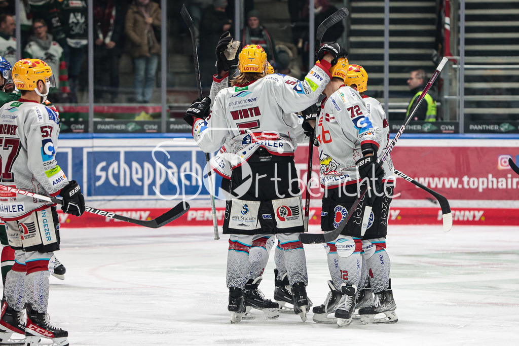 Augsburger Panther - Fischtown Pinguins Bremerhaven | Die Gaeste jubeln nach dem Ausgleich zum 3-3 durch Phillip BRUGGISSER (BHV #72)