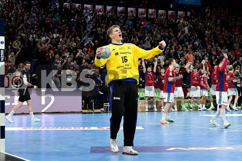 KBS Picture_HSVH-Melsungen_017 | Haug Robin (HSV Hamburg) haelt hier den letzten 7meter und jubelt zu den Fans ,Sportarena :  Barclays Arena Hamburg, - Realisiert mit Pictrs.com