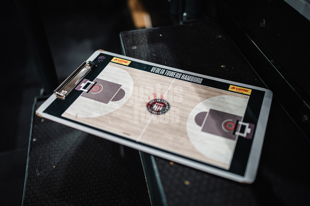 Basketball | Männer | Saison 2023/2024 | easyCredit Basketball Bundesliga | 32. Spieltag | Veolia Towers Hamburg vs. NINERS Chemnitz | 04.05.2024 | Symbolbild Klemmbrett Taktik Trainer