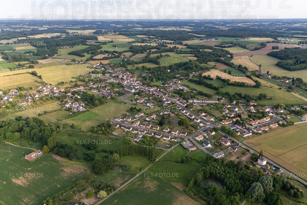 Ortsansicht | Luftbild: Ortsansicht in Saint-Michel-de-Chavaignes im Bundesland Sarthe in Frankreich. Foto: IMG_132451.jpg vom 14.06.2022 durch Werner Riehm/FLY-FOTO.de - Realisiert mit Pictrs.com