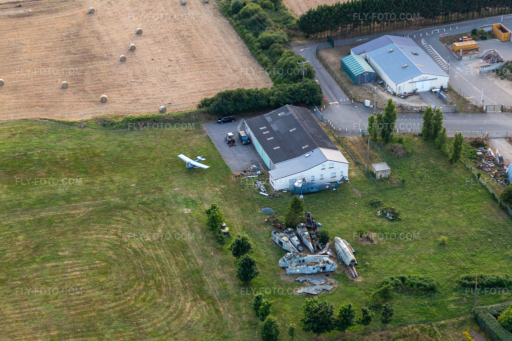 Aerial view: Platform ULM Buhannic Claude in Plobannalec-Lesconil in the state Finistere, France. – Photo: IMG_132696.jpg taken on 06/17/2022 by Werner Riehm/FLY-FOTO.com – Resolution of the original: 5472 x 3648 px