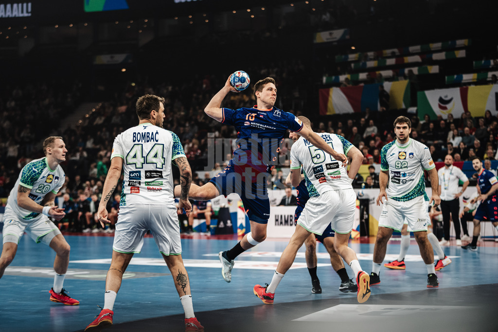 Handball | Herren | EHF EURO 2024 | European Championshop Men 2024 Final Tournament | Slowenien vs. Niederlande | 21.01.2024 | Lars Kooij (#15, Holland, NED) beim Wurf