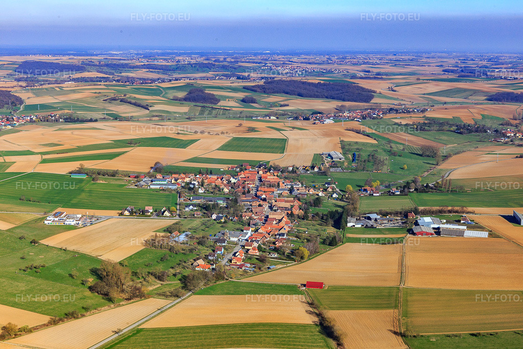 Vue aérienne: Vue de la ville depuis l'ouest à Wickersheim-Wilshausen dans le département Bas Rhin, France – .Photo: IMG_097535.jpg prise le 16/03/2017 par Werner Riehm/FLY-FOTO.eu – Résolution de l'original: 5472 x 3648 px