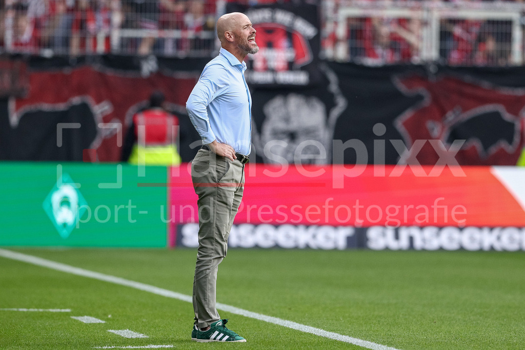 Fussball, Bundesliga, SV Werder Bremen - Bayer 04 Leverkusen | Erik ten Hag (Trainer, Bayer 04 Leverkusen), gibt Anweisungen, ruft, schreit, brüllt, DIE DFL-RICHTLINIEN UNTERSAGEN JEGLICHE NUTZUNG VON FOTOS ALS SEQUENZBILDER UND/ODER VIDEOÄHNLICHE FOTOSTRECKEN. DFL REGULATIONS PROHIBIT ANY USE OF PHOTOGRAPHS AS IMAGE SEQUENCES AND/OR QUASI-VIDEO.