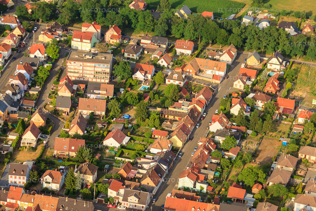 Aerial view: Rue des Maçons in Bischwiller in the state Bas-Rhin, France. – Photo: IMG_30410.jpg taken on 07/09/2010 by Werner Riehm/FLY-FOTO.com – Resolution of the original: 4752 x 3168 px