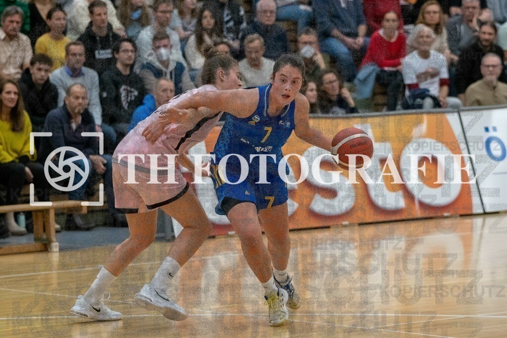 GER, Eisvoegel USC Freiburg - Alba Berlin, Basketball, Toyota Damen Basketball Bundesliga, 6. Spieltag, Saison 2022/2023, 12.11.2022 | Am Ball Leoni Kreyenfeld (Alba Berlin Frauen, #07). Vorbei an Luisa Nufer (USC Eisvoegel Freiburg, #08)

GER, Eisvoegel USC Freiburg - Alba Berlin, Basketball, Toyota Damen Basketball Bundesliga, 6. Spieltag, Saison 2022/2023, 12.11.2022

Foto: THF Sport/Thomas Heß