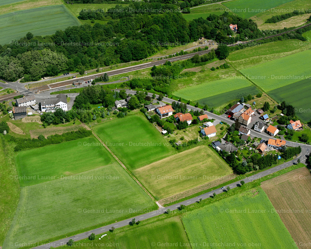 2614546 | EHRINGSHAUSEN 09.06.2006 Landwirtschaftliche Nutzflächen und Feldgrenzen  umsäumen das Siedlungsgebiet des Dorfes in Ehringshausen im Bundesland Hessen, Deutschland // Agricultural land and field boundaries surround the settlement area of the village  in Ehringshausen in the state Hesse, Germany Foto: Gerhard Launer