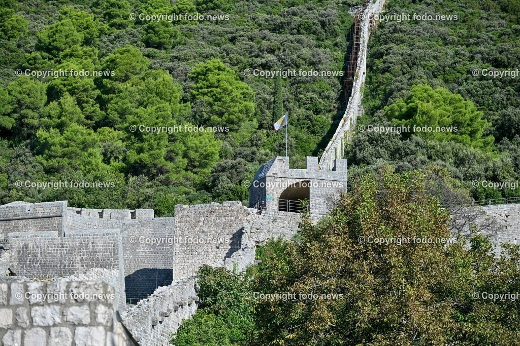 Kroatien_ Ston_ 12.10.2023-45 | 12.10.2023, Kroatien, HRV, Ston im Bild Stadtansichten, Gebauede, Mauer, Gastronomie, Tourismus, Touristen, Sehenswuerdigkeiten

Ston ist eine Kleinstadt auf der Halbinsel Pelješac im Sueden Kroatiens. Sie gehoert zur Gespanschaft Dubrovnik-Neretva. Die Befestigungen um die Stadt kontrollierten den Zugang zum Pelješac.