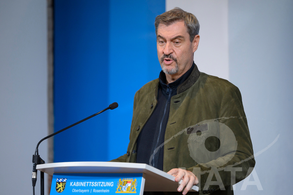 _DW04936 | Bayerns Ministerpräsident Markus Söder (CSU) bei einer Pressekonferenz im Lokschuppen. Rosenheim, 02.12.2025 Bayern Deutschland - Realisiert mit Pictrs.com