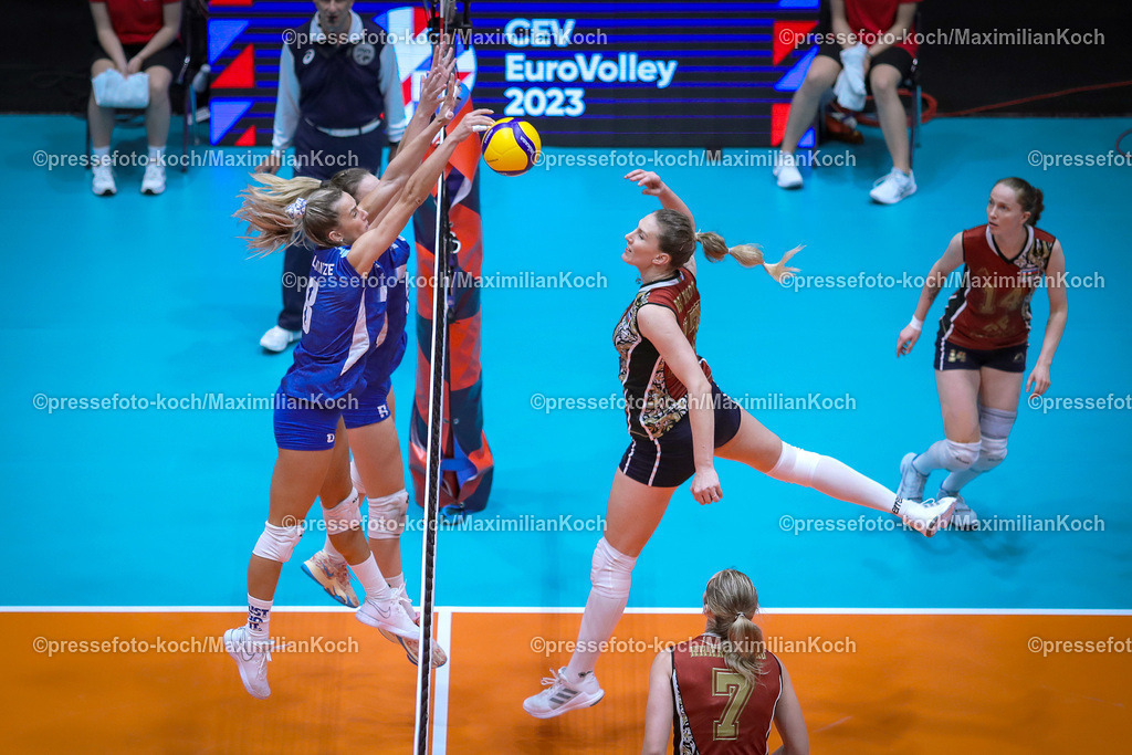 EuroVolley22082301043 | 22.08.2023, CEV EuroVolley 2023, Volleyball-Europameisterschaften der Frauen, Gruppenphase Gruppe C, Tag6, CASTELLO Düsseldorf: Aserbaidschan vs. Griechenland. Anna KALANTATZE (GRE) gegen Polina RAHIMOVA (AZE)