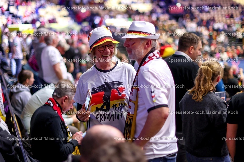 EHF15012602011 | 15.01.2026, Handball, Men's EHF EURO 2026, Deutschland - Östereich, Jyske Bank Boxen in Herning, Dänemark, Preliminary Round: Feature zahlreiche deutsche Fans Zuschauer Besucher feiern ihre Mannschaft und haben sichtlich Spaß 