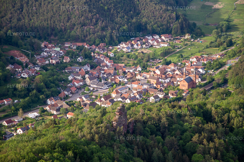 Luftbild: Ortsansicht von Süden in Wilgartswiesen im Bundesland Rheinland-Pfalz in Deutschland. Foto: IMG_140725.jpg vom 20.05.2024 durch Werner Riehm/FLY-FOTO.de